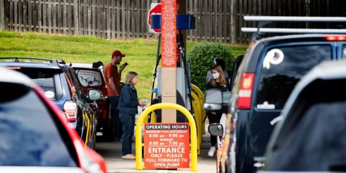 Schlange an US-Tankstelle Schlange an US-Tankstelle