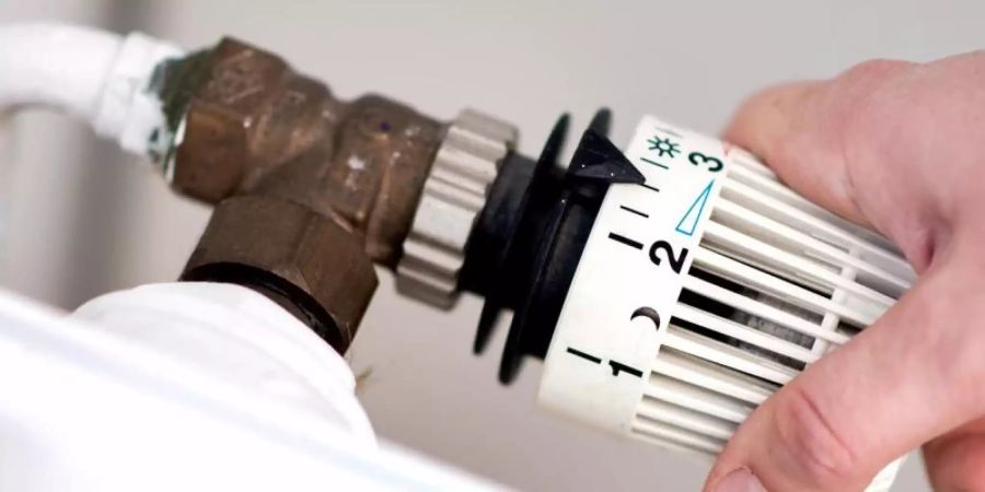 Die Rückkehr zum alten Mehrwertsteuersatz, der neue CO2-Preis und steigende Rohstoffpreise treiben die Heizkosten wieder nach oben. Foto: Hauke-Christian Dittrich/dpa