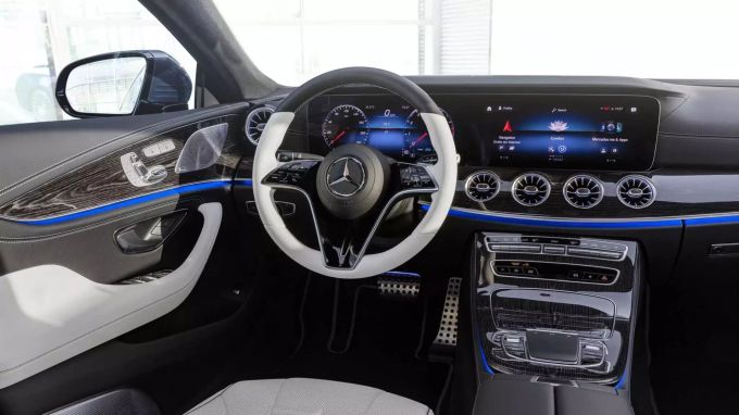 Im Innenraum gab es schon im letzten Jahr ein neues MBUX, nun kam ein modernes Lenkrad dazu 2021 Mercedes-Benz CLS Interieur