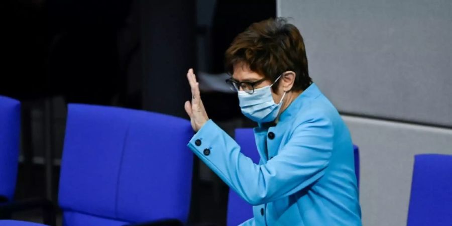Annegret Kramp-Karrenbauer im Parlament