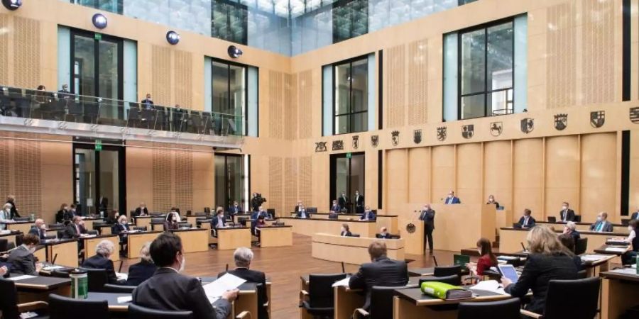 Geringverdiener, Familien mit Kindern und Unternehmen sollen in der Corona-Pandemie weitere Hilfen erhalten. Der Bundesrat stimmte in seiner 1001. Sitzung entsprechenden Gesetzespaketen zu, um die Folgen der Pandemie abzufedern. Foto: Bernd von Jutrczenka/dpa