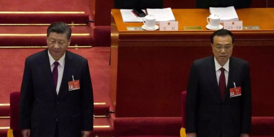 Chinas Präsident Xi Jinping (l) und Ministerpräsident Li Keqiang stellen ihre ambitionierten Ziele vor. Foto: Andy Wong/AP/dpa