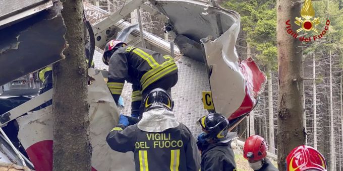Rettungskräfte am Ort des Gondel-Unglücks in Stresa. Stresa