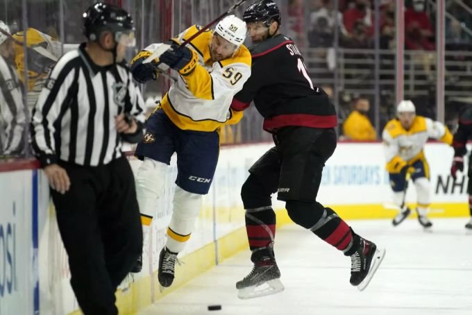 Roman Josi wird gegen die Hurricanes in die Bande gecheckt. Roman Josi