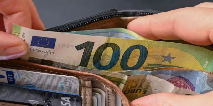 Wer wissen will, wie sich die Inflation auf das eigene Portemonnaie auswirkt, kann dafür jetzt auch den persönlichen Infaltionsrechner der EZB nutzen. Foto: Patrick Pleul/dpa-Zentralbild/dpa Wer wissen will, wie sich die Inflation auf das eigene Portemonnaie auswirkt, kann dafür jetzt auch den persönlichen Infaltionsrechner der EZB nutzen. Foto: Patrick Pleul/dpa-Zentralbild/dpa