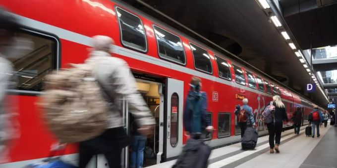 Am Pfingstwochenende erwartet die Deutsche Bahn mehr Reisende. Foto: Jörg Carstensen/dpa Am Pfingstwochenende erwartet die Deutsche Bahn mehr Reisende. Foto: Jörg Carstensen/dpa