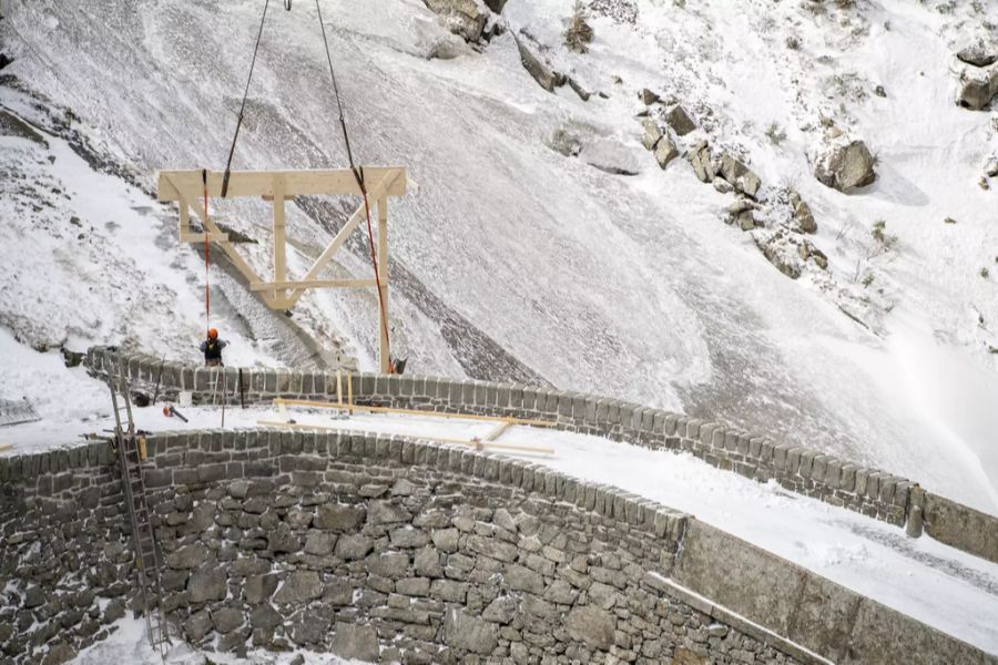 Hier wird das Fundament an der Teufelsbruecke in der Schöllenenschlucht montiert.