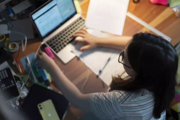 Die Umstellung auf die Fernlehre beschäftigt vor allem die Studierenden. Sie leiden unter dem fehlenden sozialen Kontakt. Fernunterricht