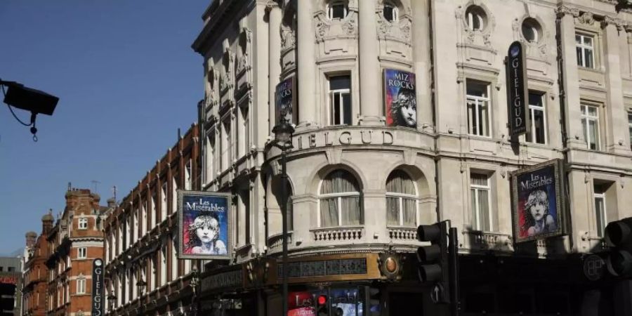 Plakate für "Les Miserables" hängen am vorübergehend geschlossenen Gielgud Theater in London. Foto: Matt Dunham/AP/dpa