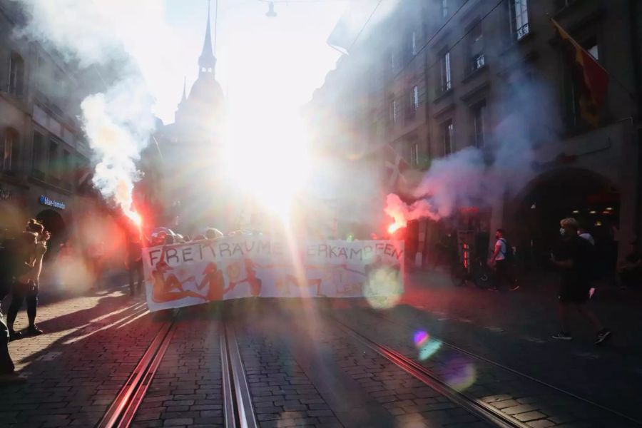 Die Demonstranten ziehen durch die Innenstadt.