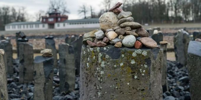 Erinnerung an im KZ Buchenwald ermordete Sinti und Roma Erinnerung an im KZ Buchenwald ermordete Sinti und Roma