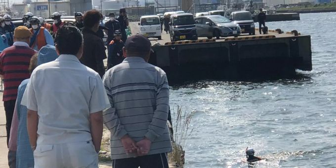 Schaulustige sehen den Einsatzkräften bei der Rettung der Sexpuppe zu. Sexpuppe