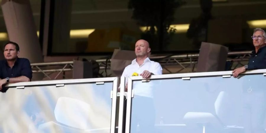 Englands Stürmerlegende Alan Shearer (M) verfolgt das Spiel gegen Kroatien auf der Tribüne. Foto: Nick Potts/PA Wire/dpa