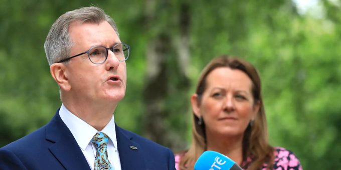 Jeffrey Donaldson, neu gewählter und designierter Parteivorsitzender der DUP, und Paula Bradley, stellvertretende Parteivorsitzende der DUP, sprechen mit Journalisten. dup