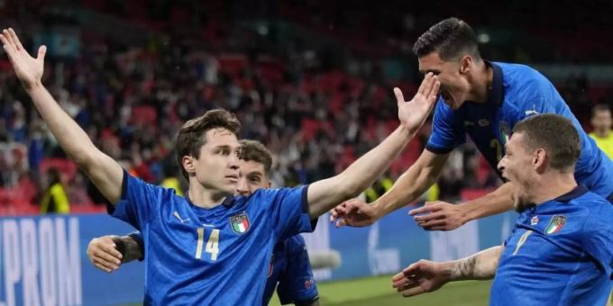 Italiens Federico Chiesa (l) feiert mit seinen Teamkollegen nach dem Führungstreffer. Foto: Frank Augstein/Pool AP/dpa Italiens Federico Chiesa (l) feiert mit seinen Teamkollegen nach dem Führungstreffer. Foto: Frank Augstein/Pool AP/dpa