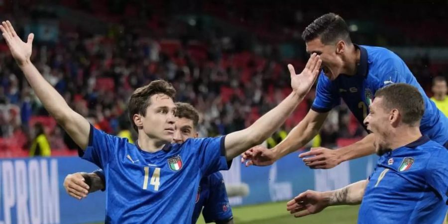 Italiens Federico Chiesa (l) feiert mit seinen Teamkollegen nach dem Führungstreffer. Foto: Frank Augstein/Pool AP/dpa