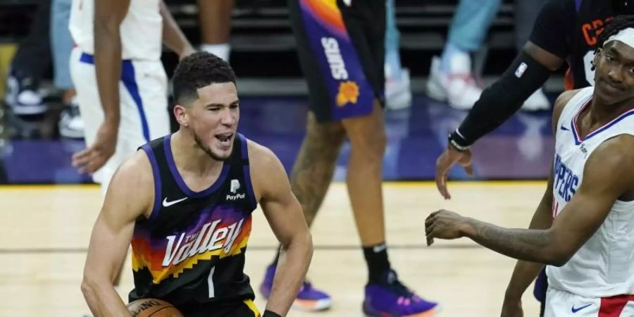 Phoenix Suns-Guard Devin Booker (l) reagiert. Foto: Ross D. Franklin/AP/dpa