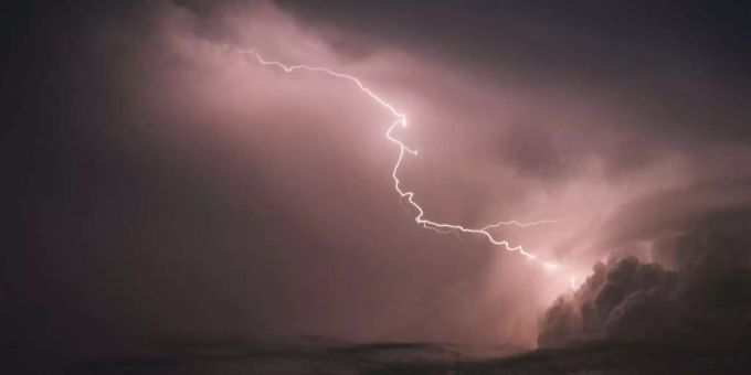 Am Sonntagabend bildeten sich über der Schweiz Gewitter – auch heute Montag dürfte es wieder blitzen und hageln. wetter Gewitter