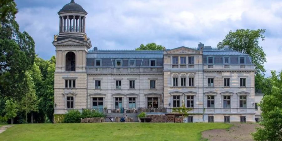 Auch das Schloss Kaarz in der Sternberger Seenlandschaft gehört zu den Häusern, die zur «Mittsommerremise» ihre Tore öffnen. Foto: Jens Büttner/dpa-Zentralbild/ZB