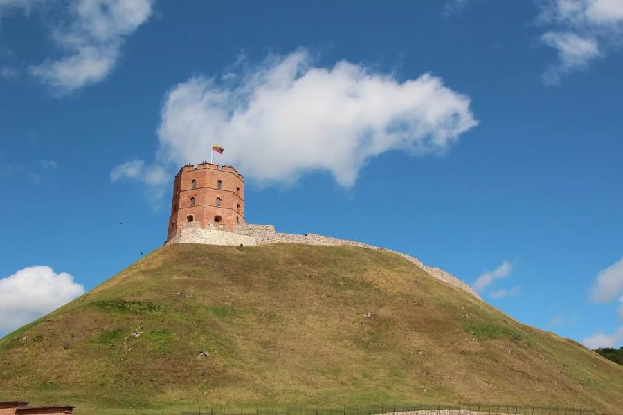 Turm auf Hügel