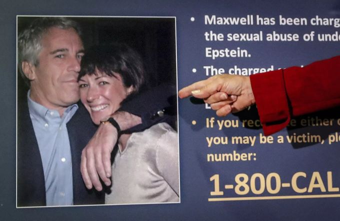 Ghislaine Maxwell wird beschuldigt, für Jeffrey Epstein als Zuhälterin fungiert zu haben. Ghislaine Maxwell Jeffrey Epstein