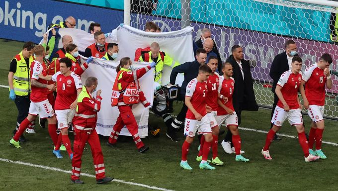 Eriksen wird vom Platz gefahren. Group B Denmark vs Finland