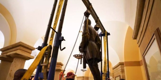 Arbeiter entfernen eine Statue des Südstaaten-Generals Robert E. Lee aus dem Gebäude des US-Kongresses. (Archivbild) USA