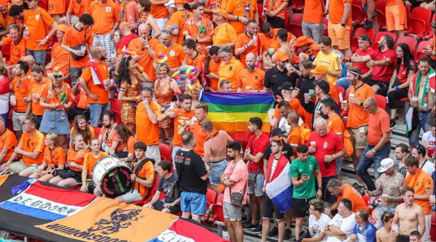 Die Fans der Niederlande zeigten sich in Budpest wie gewohnt in Orange.
