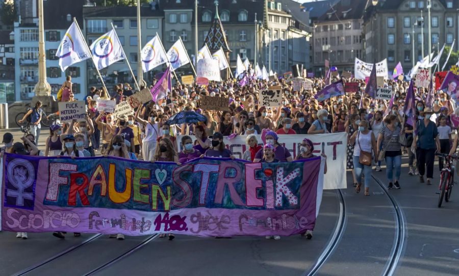 Mehrere tausend Menschen demonstrieren am Frauenstreik in Basel, am Montag, 14. Juni 2021.