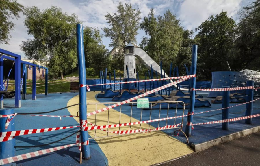 Ein geschlossener Spielplatz in Moskau, Russland.