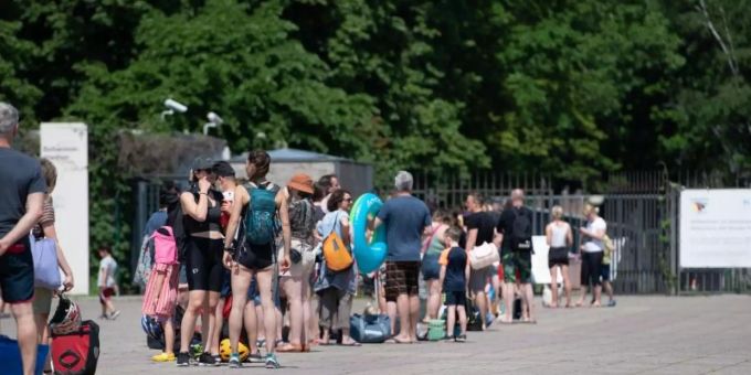 Bei vielen Freibädern wird der Zutritt derzeit meist über Online-Tickets geregelt. Mancherorts wird es deshalb hitzig. Foto: Paul Zinken/dpa-Zentralbild/dpa Bei vielen Freibädern wird der Zutritt derzeit meist über Online-Tickets geregelt. Mancherorts wird es deshalb hitzig. Foto: Paul Zinken/dpa-Zentralbild/dpa