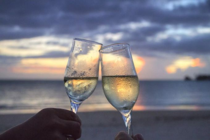 Mit akoholfreiem Champagner anstossen. Zwei Champagnergläser