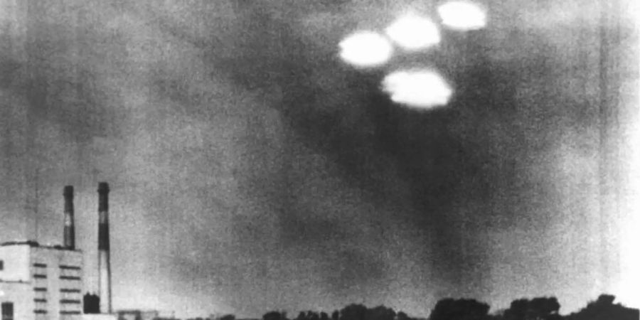 Vier in Formation fliegende «Objekte» über der Stadt Salem im US-Bundesstaat Massachusetts - aufgenommen im Jahr 1952. Foto: DB/UPI/dpa/Archivbild