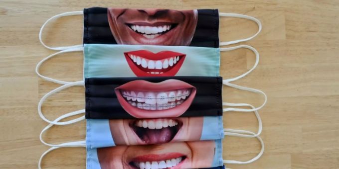 Masken mit lächelnden Mündern Masken mit lächelnden Mündern