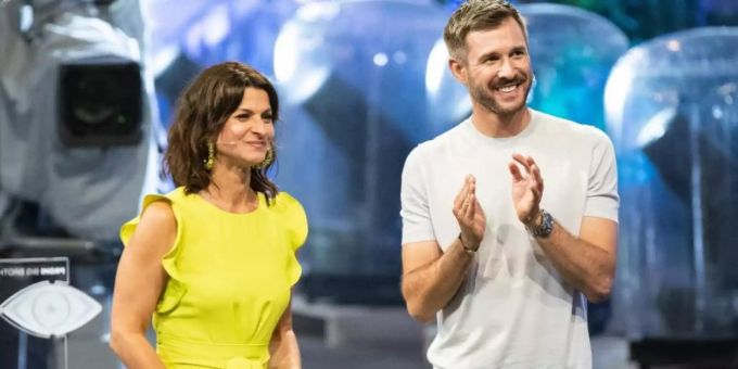 Eine neue Runde für die «Promi Big Brother»-Moderatoren Jochen Schropp (l) und Marlene Lufen steht an. Foto: Marcel Kusch/dpa Promi Big Brother