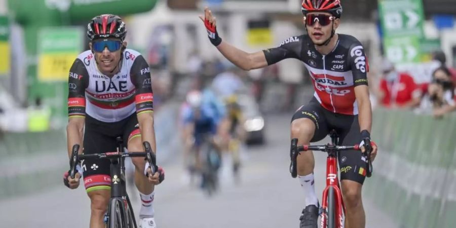 Andreas Kron (r) wurde nach dem Etappenende zum Sieger vor Rui Costa erklärt. Foto: Gian Ehrenzeller/KEYSTONE/dpa