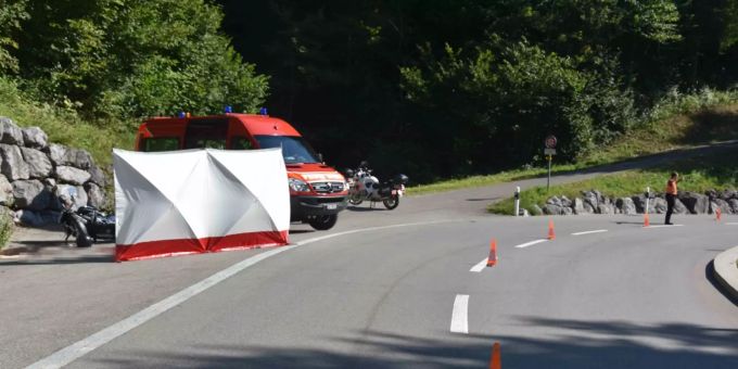 Das Motorrad kam von der Strasse ab und prallte frontal in eine Mauer. Unfall