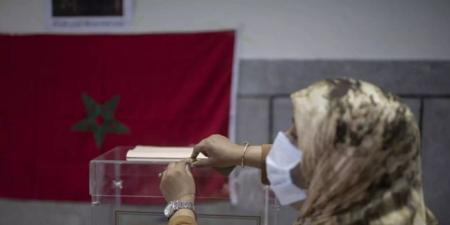 Wahlhelferin in einem Wahllokal in Rabat. Foto: Mosa'ab Elshamy/AP/dpa