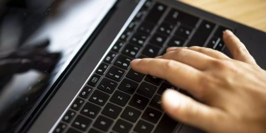 Stolze 99 Prozent der Bevölkerung sehen die Digitalisierung der Schulen als wichtiges Thema an. Foto: Fabian Sommer/dpa