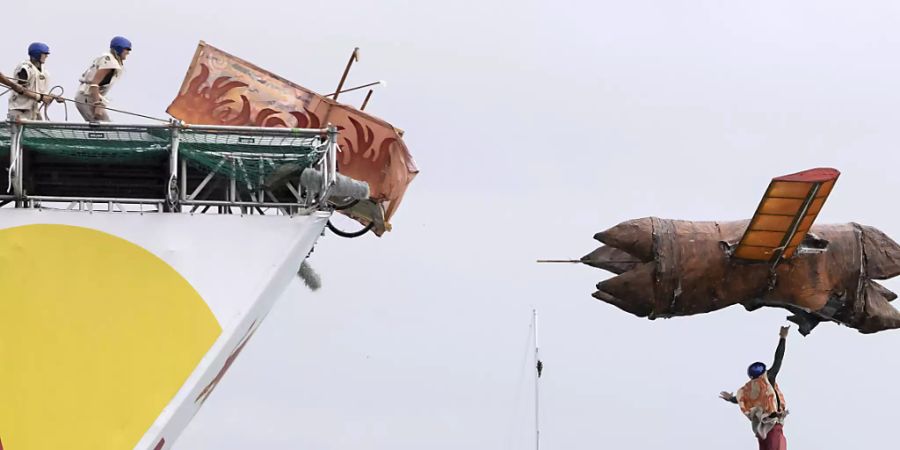 Ein fliegender Cervelat am Red Bull Flugtag in Lausanne.