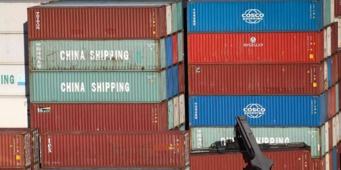 Ein Container-Stapler ist auf dem Container Terminal Tollerort (CTT) der Hamburg Hafen und Logistik AG (HHLA) unterwegs. Foto: Christian Charisius/dpa Ein Container-Stapler ist auf dem Container Terminal Tollerort (CTT) der Hamburg Hafen und Logistik AG (HHLA) unterwegs. Foto: Christian Charisius/dpa