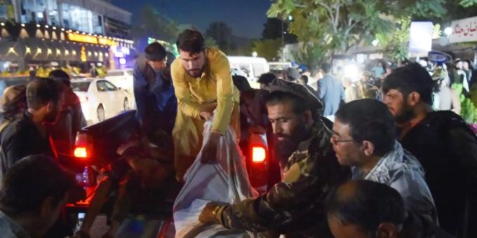 Verletzte vor einer Klinik in Kabul Verletzte vor einer Klinik in Kabul
