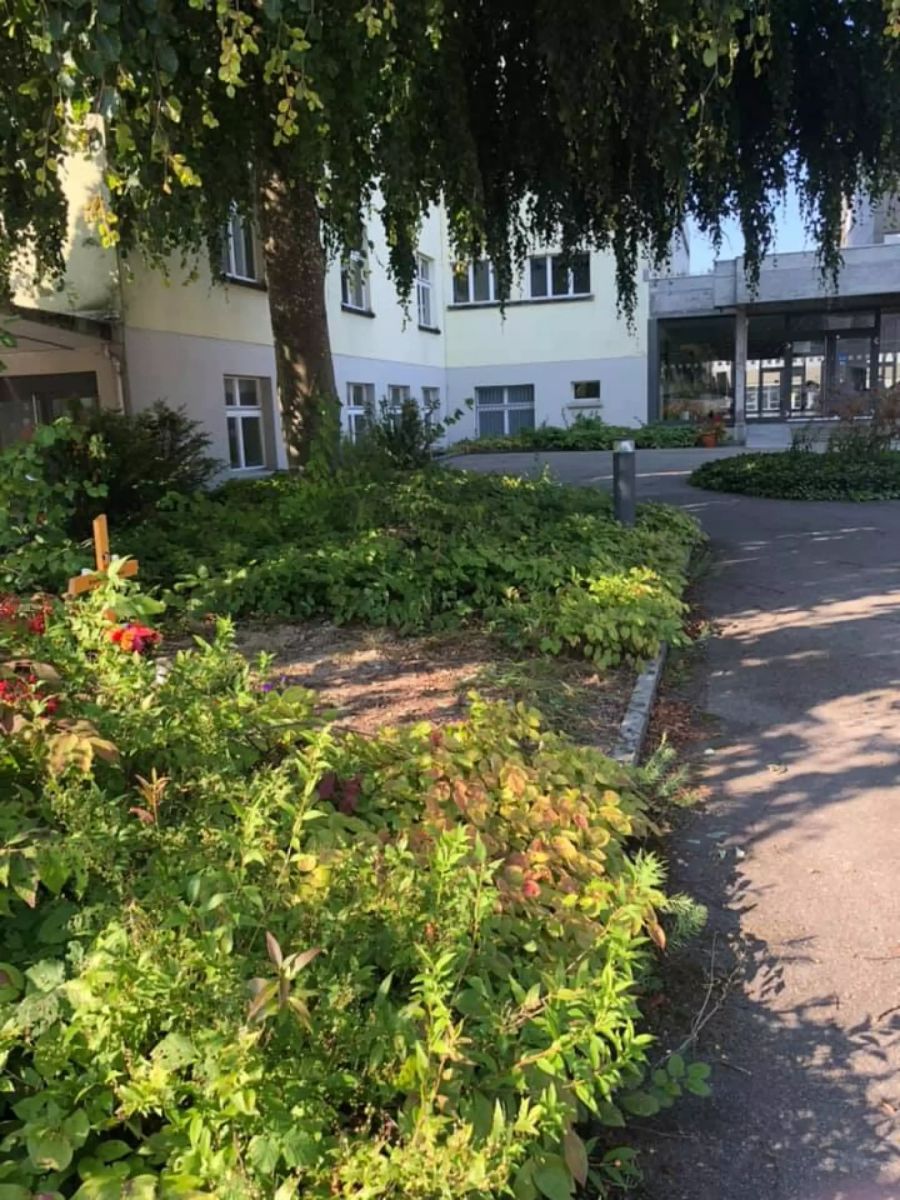 Das Grab steht direkt neben dem Eingang zum Hauptgebäude.