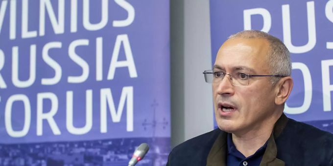 Michail Chodorkowski, Oppositioneller aus Russland und früherer Eigentümer des Ölkonzerns Yukos, spricht während einer Pressekonferenz. Kurz vor der Parlamentswahl in Russland hat Chodorkowski vor einer Fälschung der Ergebnisse gewarnt. Foto: Mindaugas Kulbis/AP/dpa Michail Chodorkowski, Oppositioneller aus Russland und früherer Eigentümer des Ölkonzerns Yukos, spricht während einer Pressekonferenz. Kurz vor der Parlamentswahl in Russland hat Chodorkowski vor einer Fälschung der Ergebnisse gewarnt. Foto: Mindaugas Kulbis/AP/dpa
