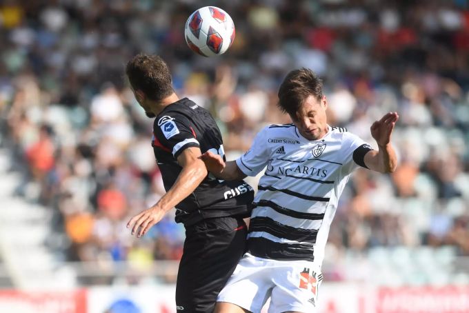 Olivier Custodio (FC Lugano) gegen Valentin Stocker (FC Basel). FC Basel FC Lugano