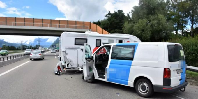 Es entstand Sachschaden von mehreren zehntausend Franken. Unfall