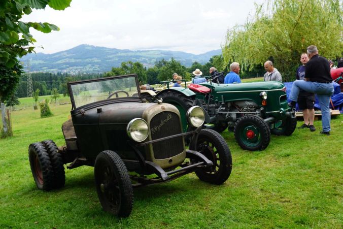 Nicht nur Töfflis: Auch andere Oldtimer-Fahrzeuge waren dort