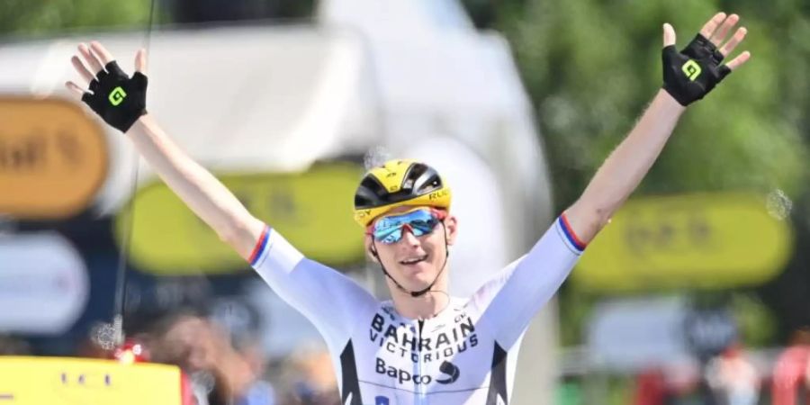 Matej Mohoric aus Slowenien vom Team Bahrain Victorious jubelt beim Überqueren der Ziellinie. Foto: Pete Goding/BELGA/dpa