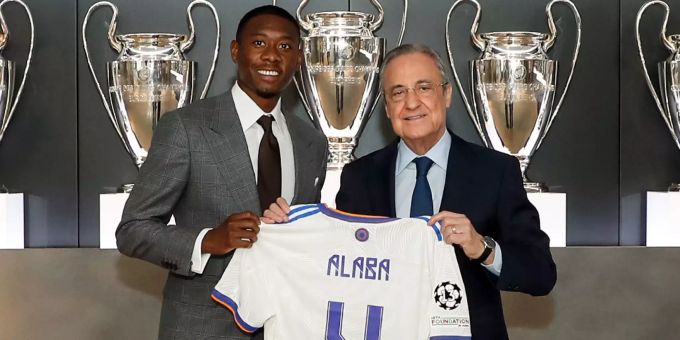 David Alaba und Florentino Perez, Präsident von Real Madrid, bei der Präsentation des Innenverteidigers am Mittwoch. David Alaba Real Madrid