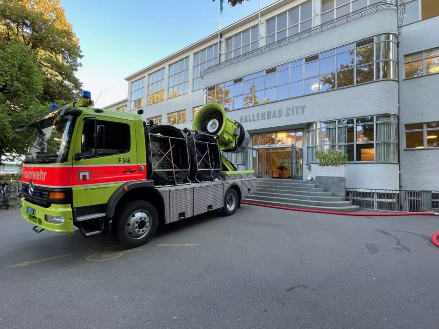 Ein Feuerwehrauto beim Hallenbad City.